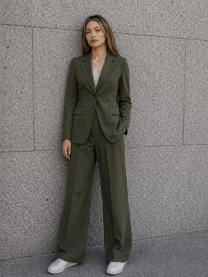 traje verde uniforme de hotel