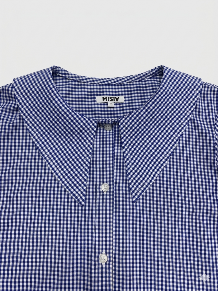 Detalle del cuello de la camisa vichy azul de mujer MISIA
