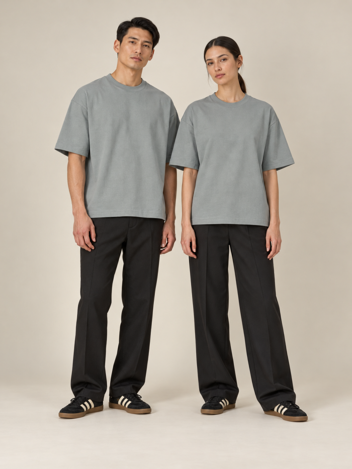 Modelo masculino y femenino con camiseta ARLO gris y pantalón negro