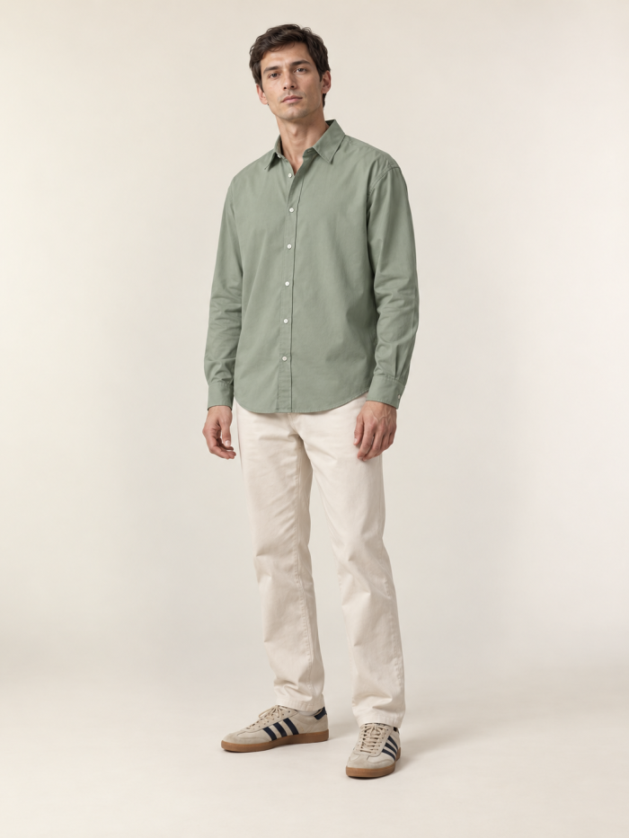 Modelo con camisa TEO de popelín caqui claro y pantalón crema